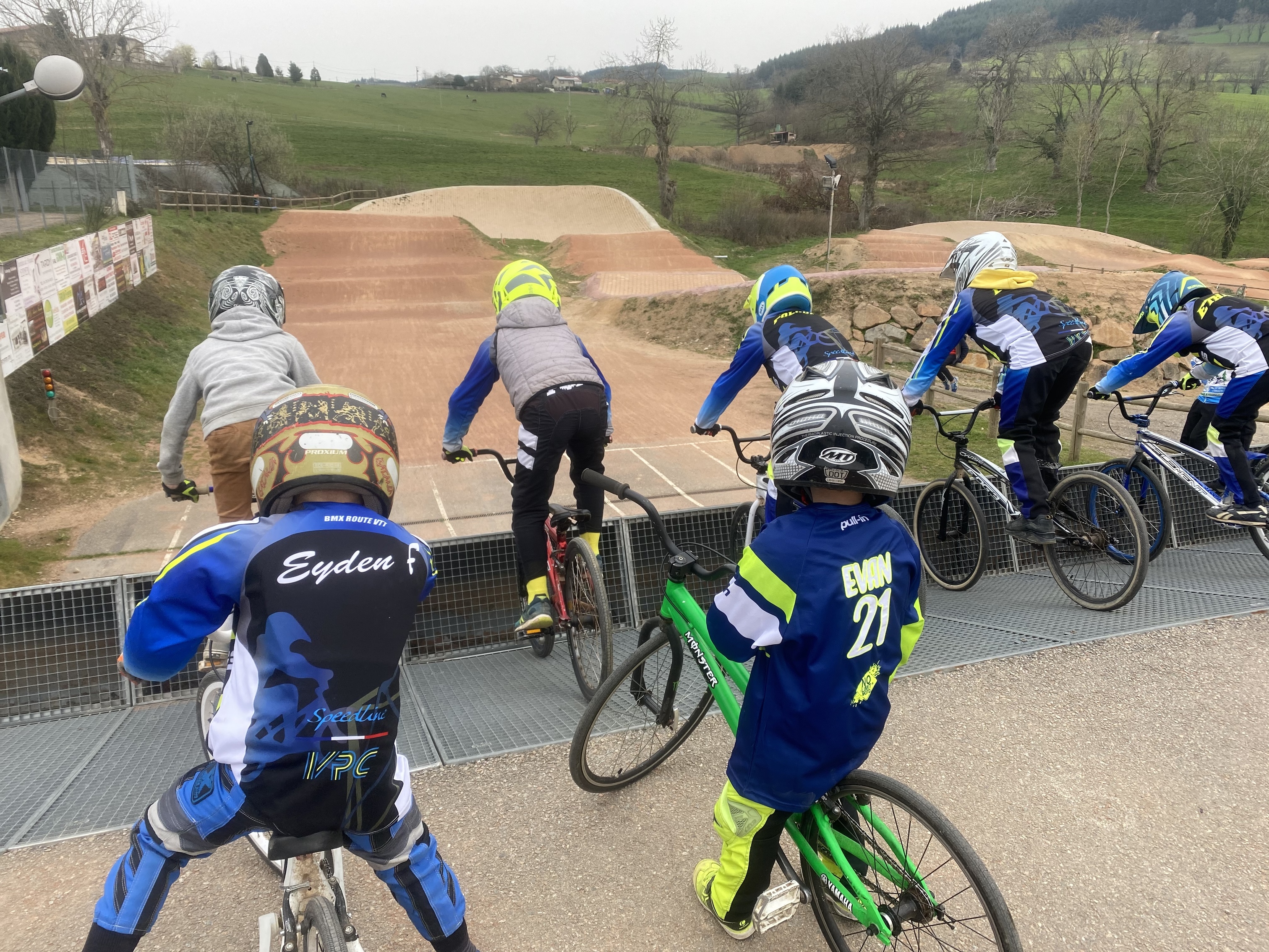 Cyclisme : Mathias Sanlaville coureur d'AG2R Citroën U19 Team et Hugo Boyer pilote BMX au niveau national à Amplepuis sont à notre micro