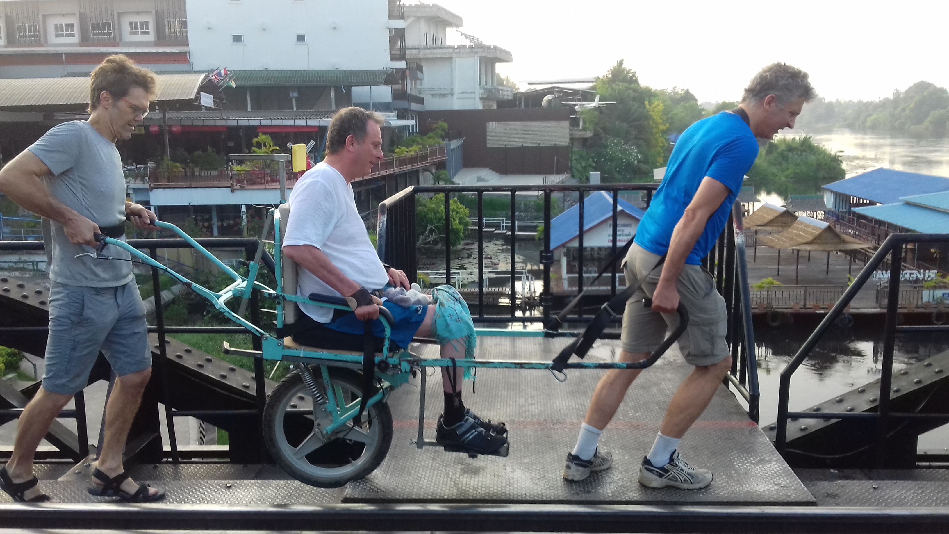 Une joëllette sur le pont de la rivière Kwaï