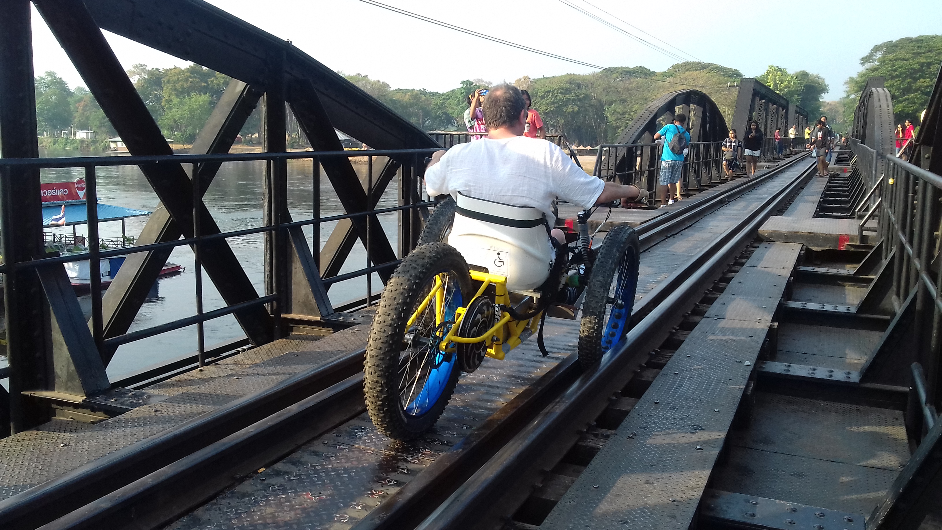 Vincent traverse le pont de la rivière Kwaï en FTT