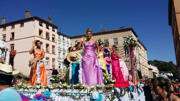 Tarare, fête des Mousselines : les chars. Ici, les Reines de quartiers Tarare, fête des Mousselines : les chars. Ici, les Reines de quartiers