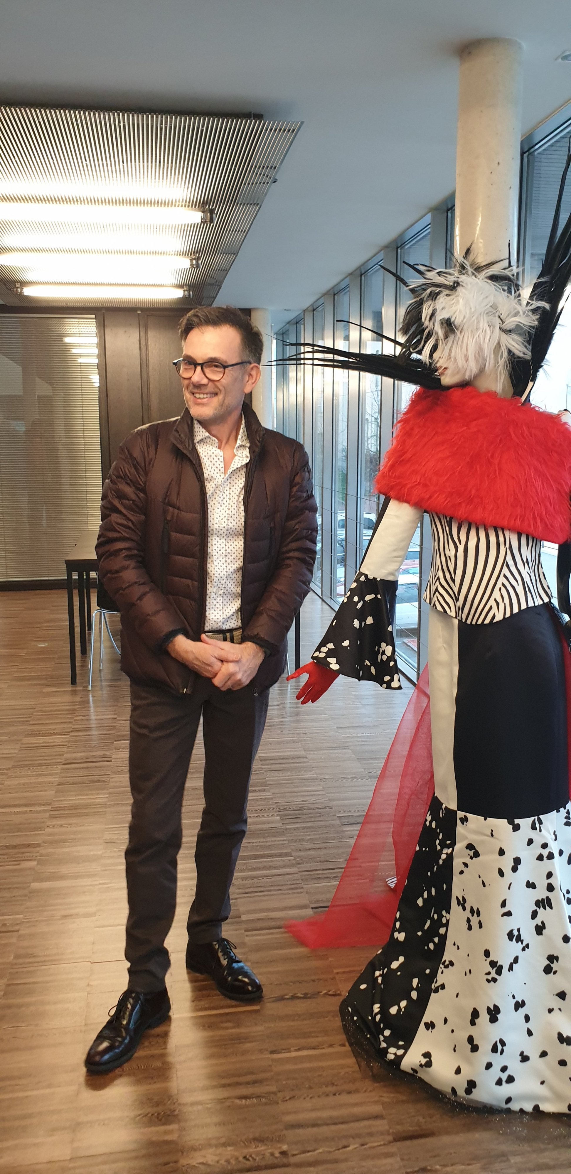 Gilles COLAS avec le costume de Cruella, réalisé pour l'exposition du musée Barthélémy Thimonnier "Habiller l'opéra"
