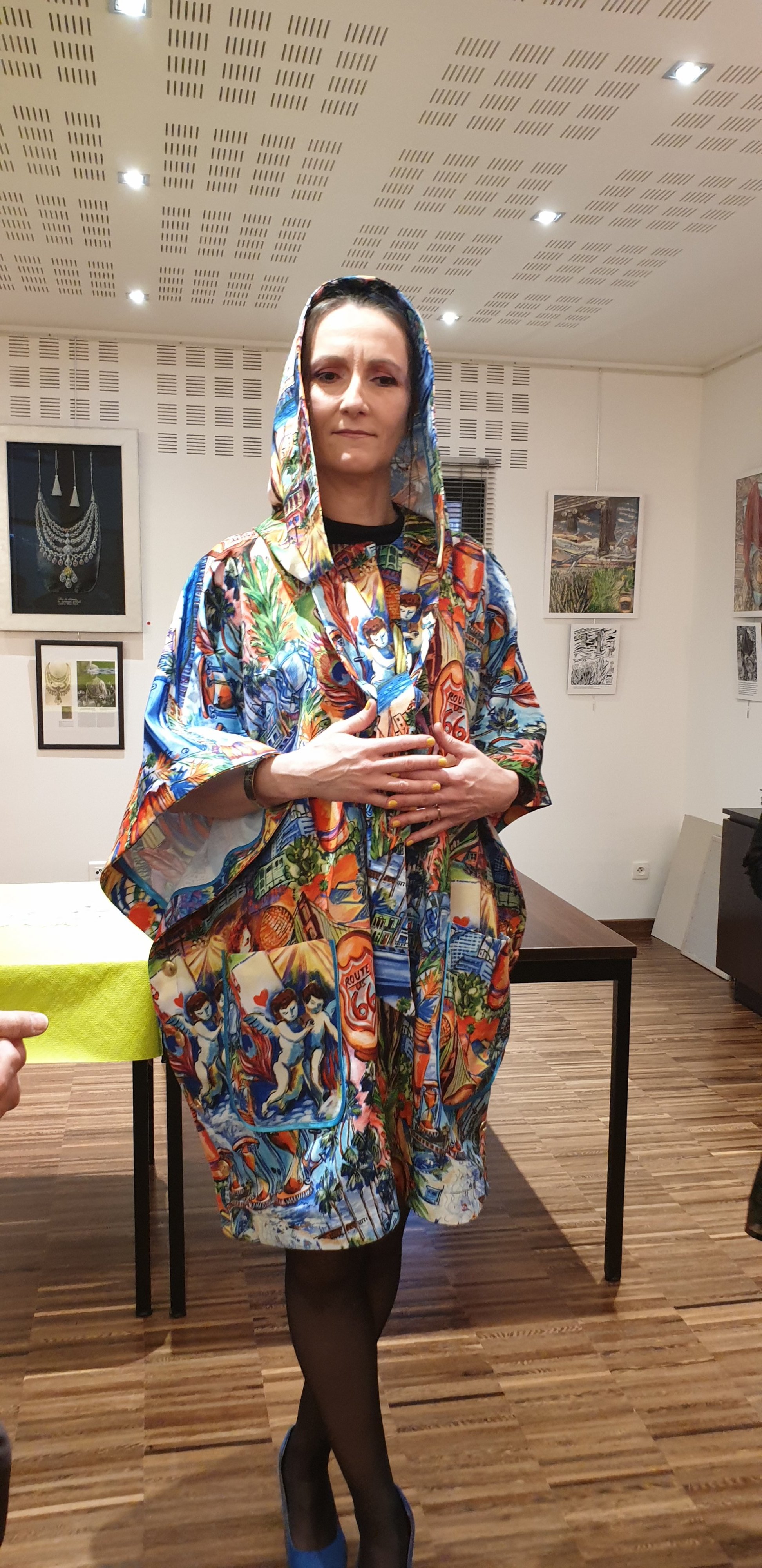 Christine, le mannequin de Gilles COLAS, présente la cape