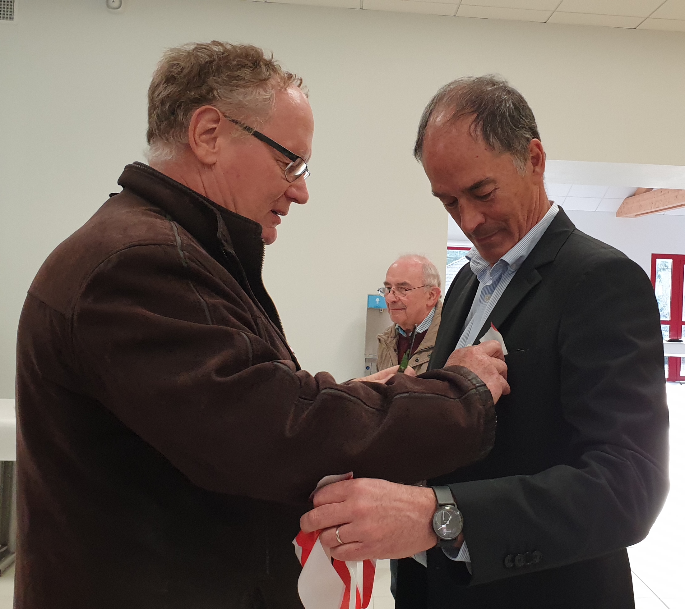 Après la remise des palmes académiques, la remise d'un morceau de ruban inaugural
