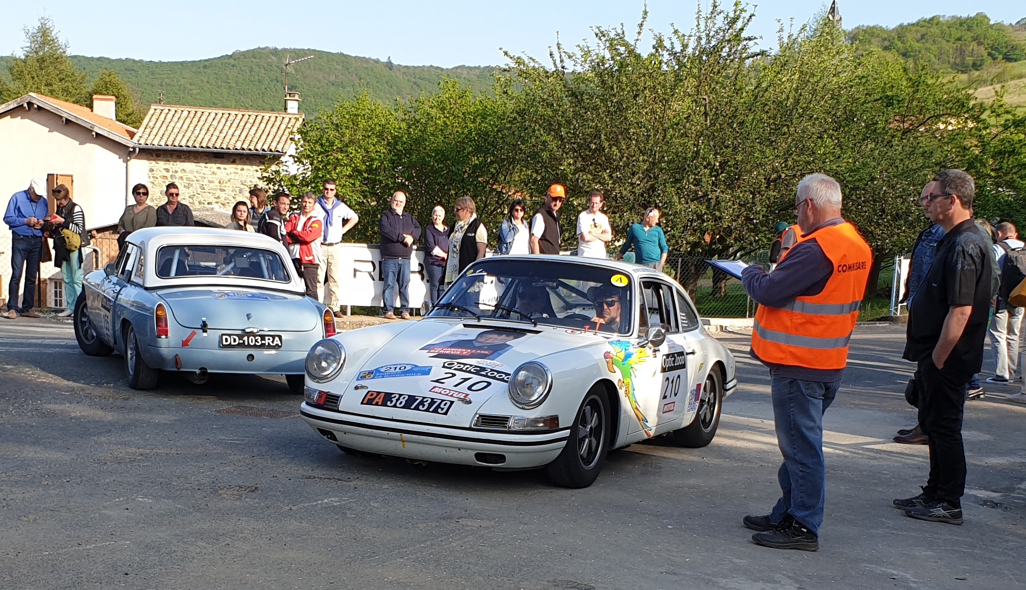 Stéphane COLLAS / Jean-Marc LECAT : MG B 1965 et Frédéric LEMOS / Julien ROLLET : PORSCHE 911 2,0L 1965 Stéphane COLLAS / Jean-Marc LECAT : MG B 1965 et Frédéric LEMOS / Julien ROLLET : PORSCHE 911 2,0L 1965