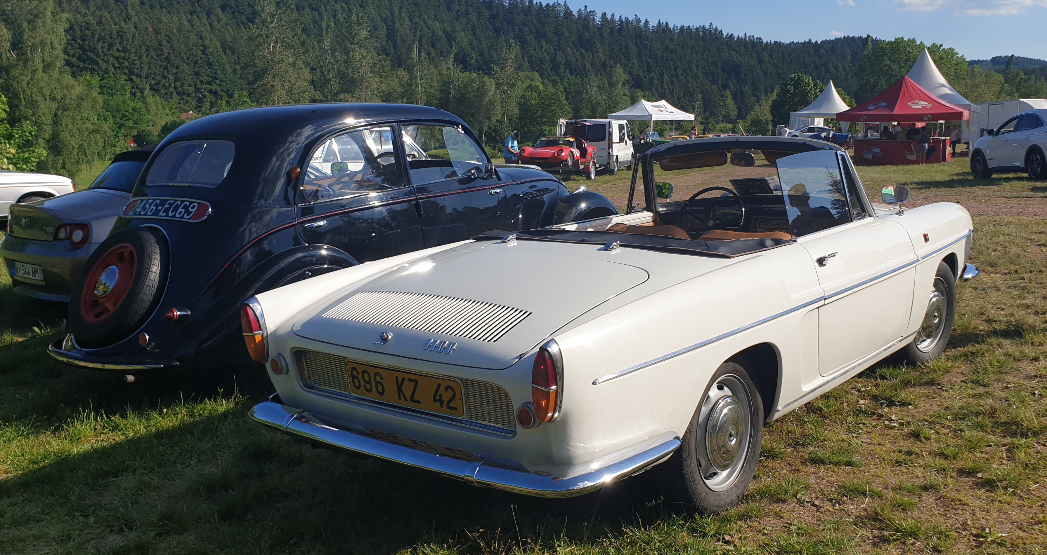 Peugeot 202 et Renault Caravelle