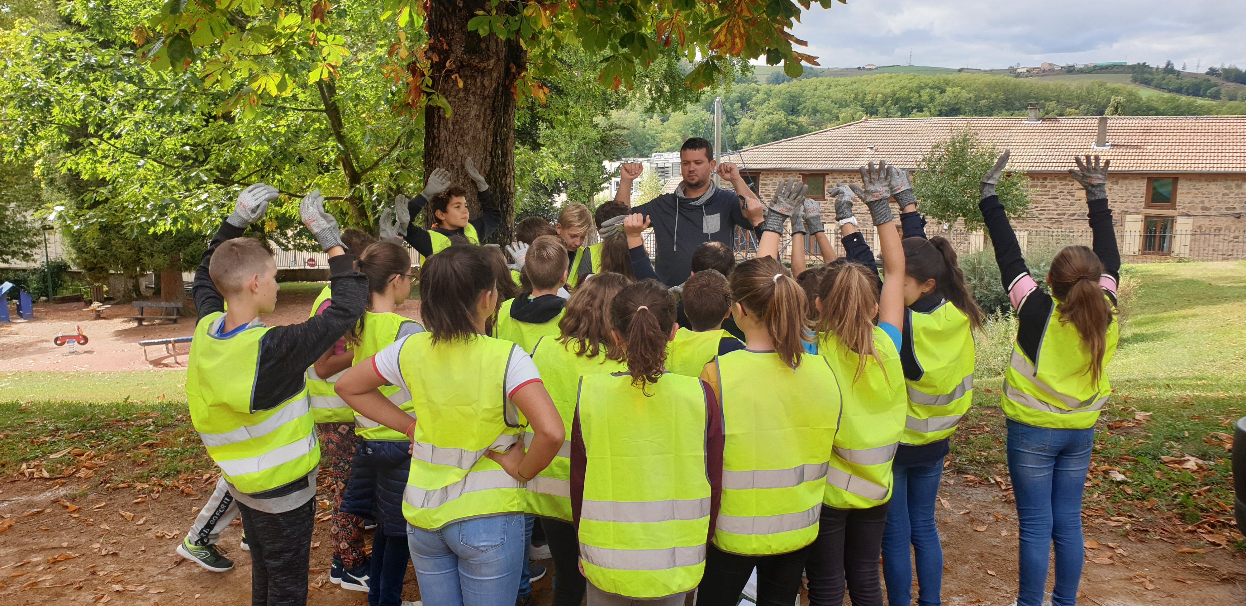 Les 6e, motivés pour nettoyer la ville d'Amplepuis