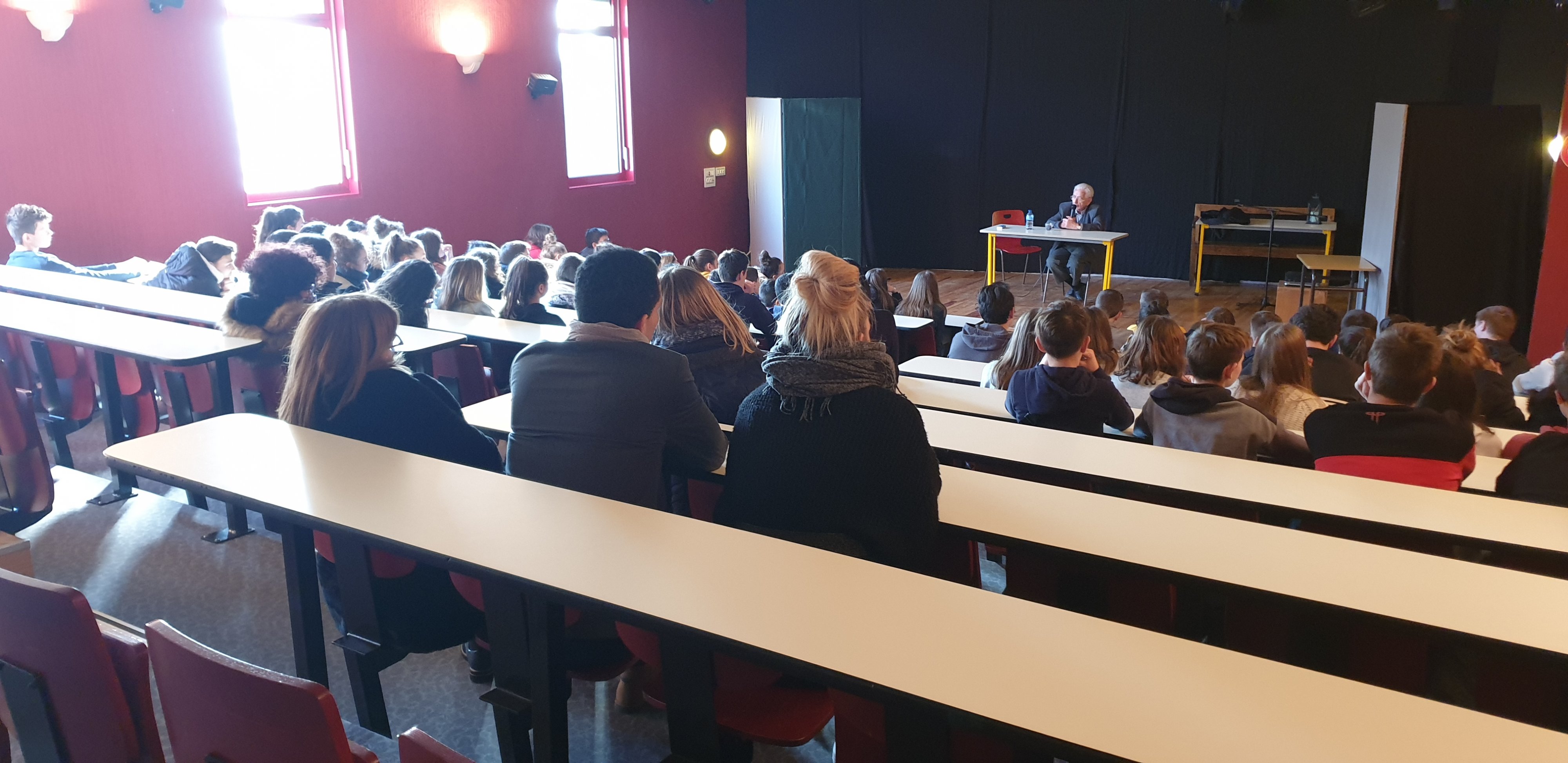 Les élèves, à peine plus jeunes que Claude BLOCH l’année de son arrestation, étaient très attentifs Les élèves, à peine plus jeunes que Claude BLOCH l’année de son arrestation, étaient très attentifs