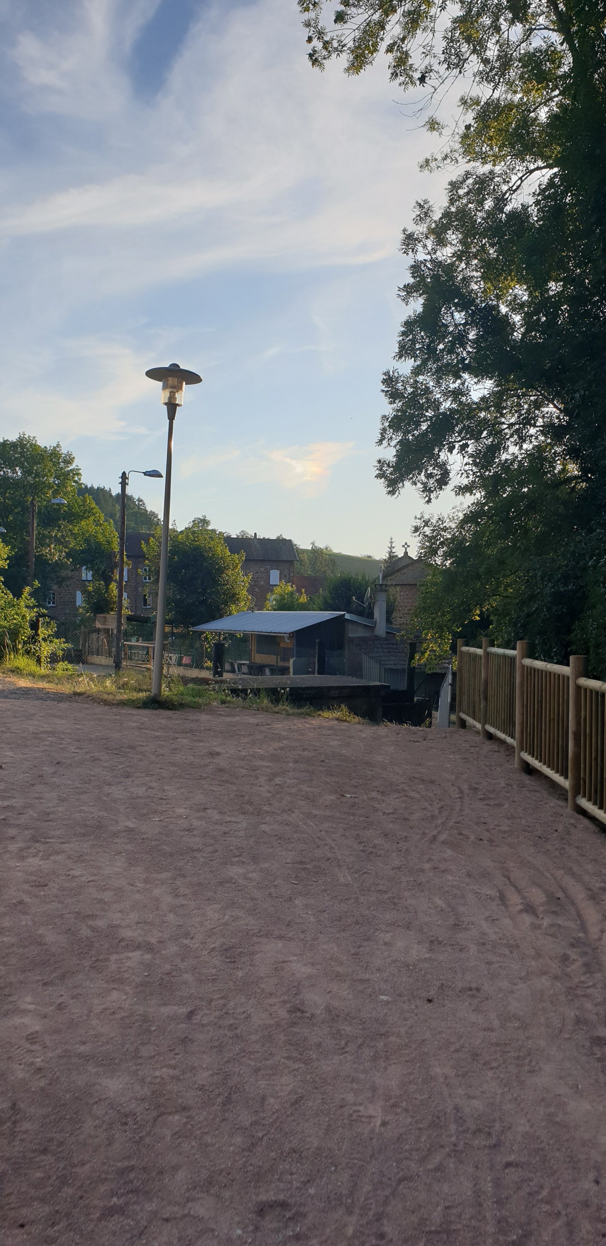 Le Clos du Crêt : sortie vers le quartier Déchelette Le Clos du Crêt : sortie vers le quartier Déchelette