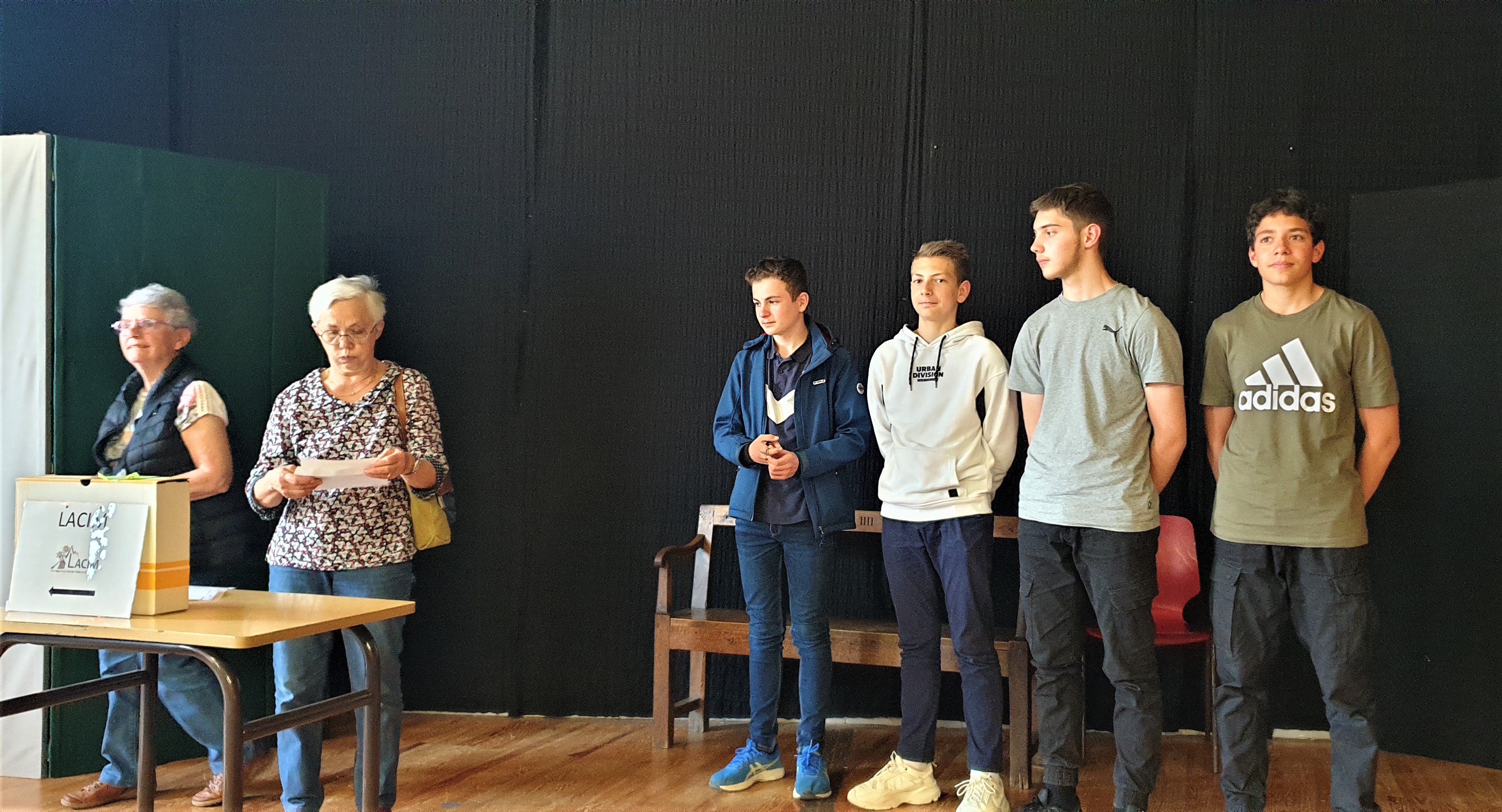 Suzanne BURNICHON et Brigitte COQUARD avec les Responsable du projet : Jocelyn, Mathis, Telvis et Iliès Suzanne BURNICHON et Brigitte COQUARD avec les Responsable du projet : Jocelyn, Mathis, Telvis et Iliès