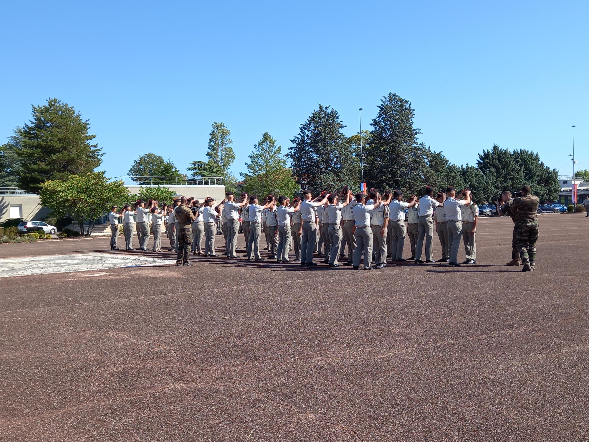 La remise des calots-tradition aux nouveaux engagés volontaires sur la place d'arme