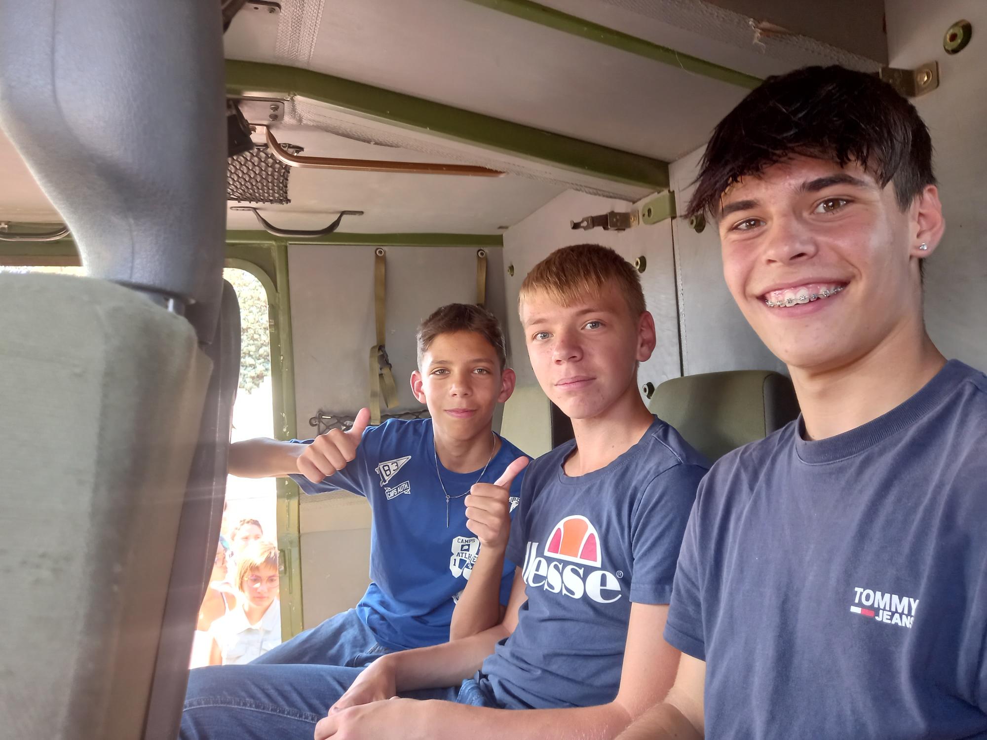3 jeunes à l'intérieur du célèbre camion CAESAR