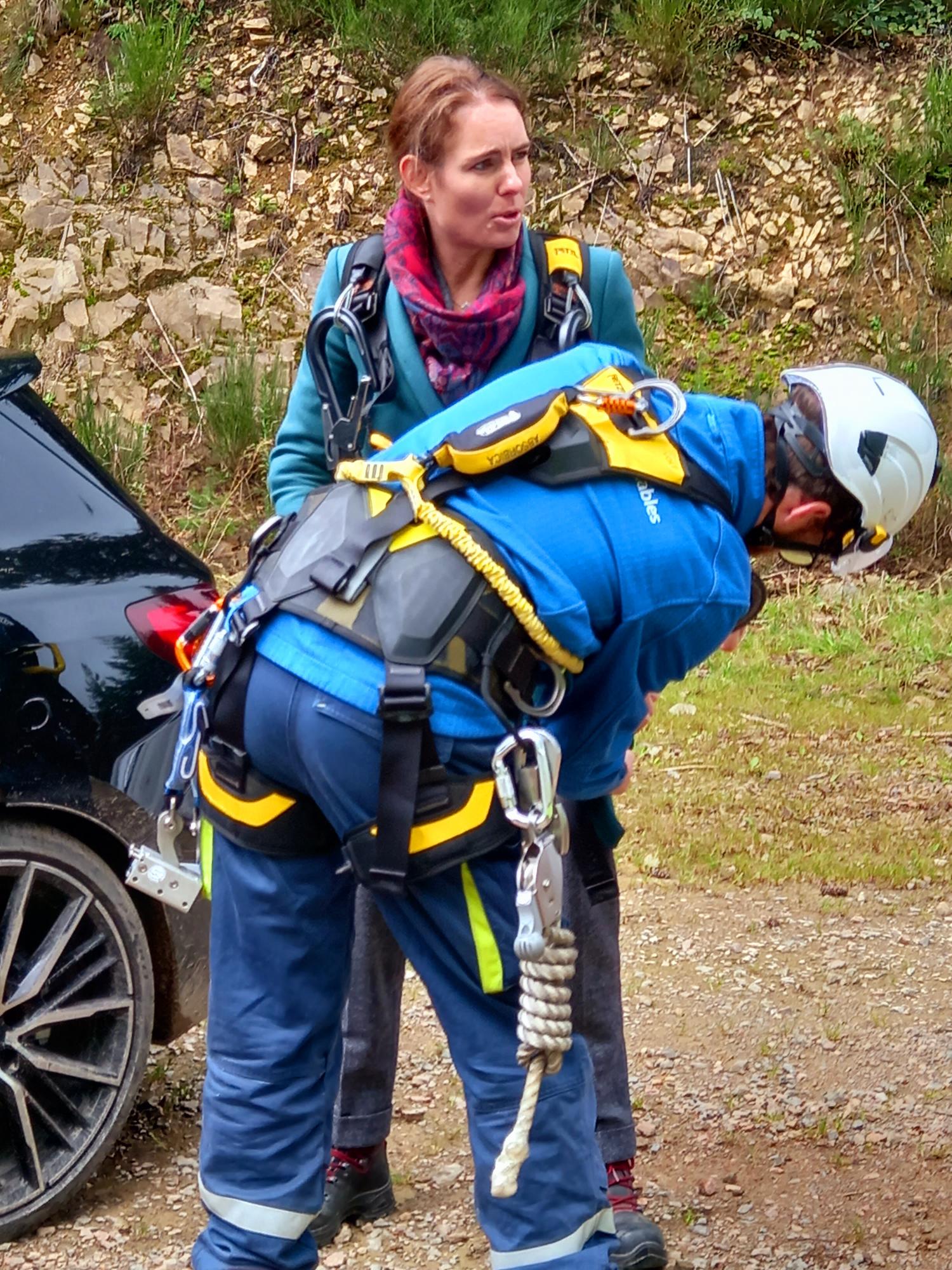 La ministre chargée de l’énergie Olga Givernet s’équipe pour monter dans l’éolienne La ministre chargée de l’énergie Olga Givernet s’équipe pour monter dans l’éolienne