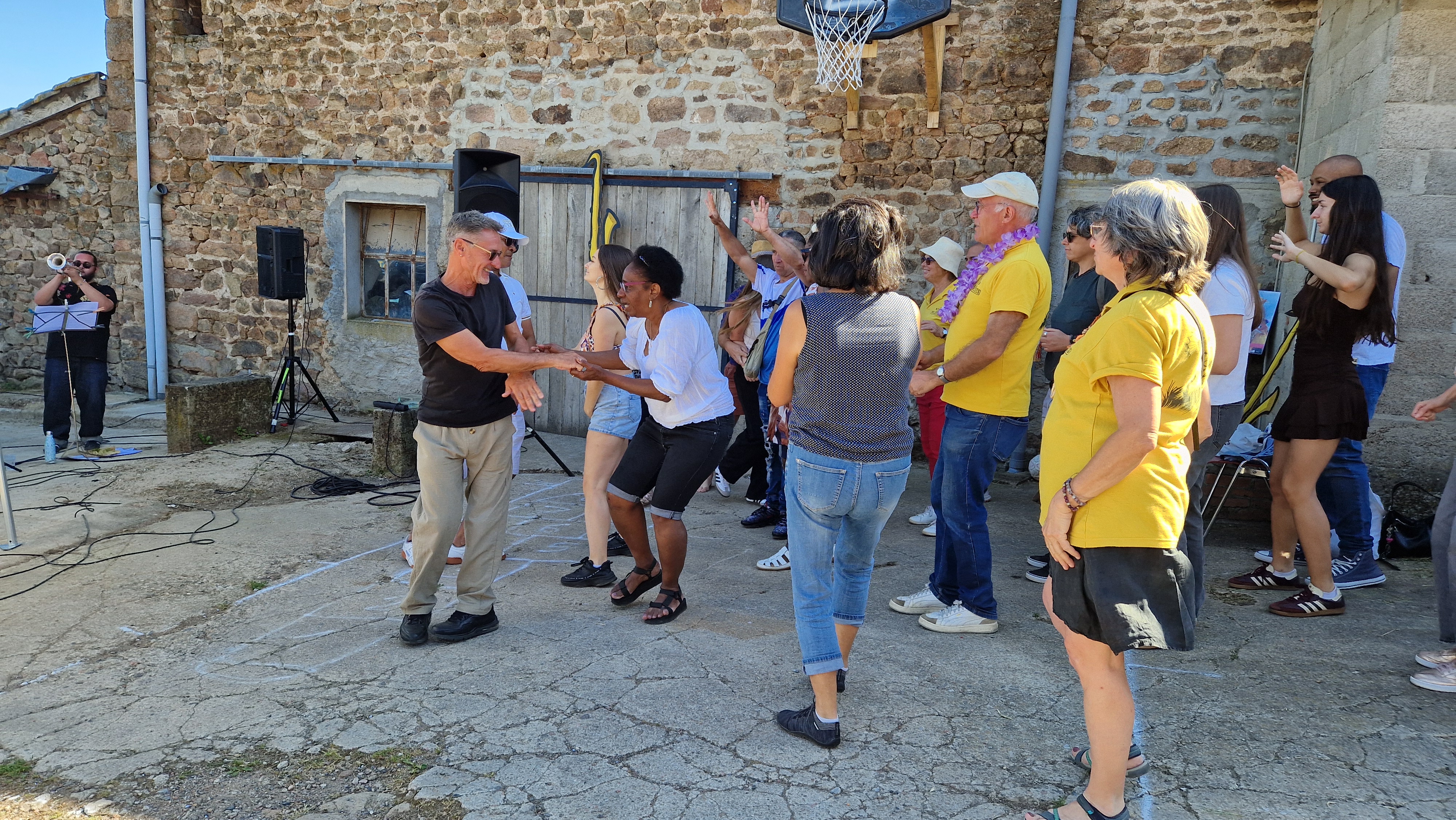 Un espace ombragé a pu permettre au public de danser de la salsa. Un espace ombragé a pu permettre au public de danser de la salsa.