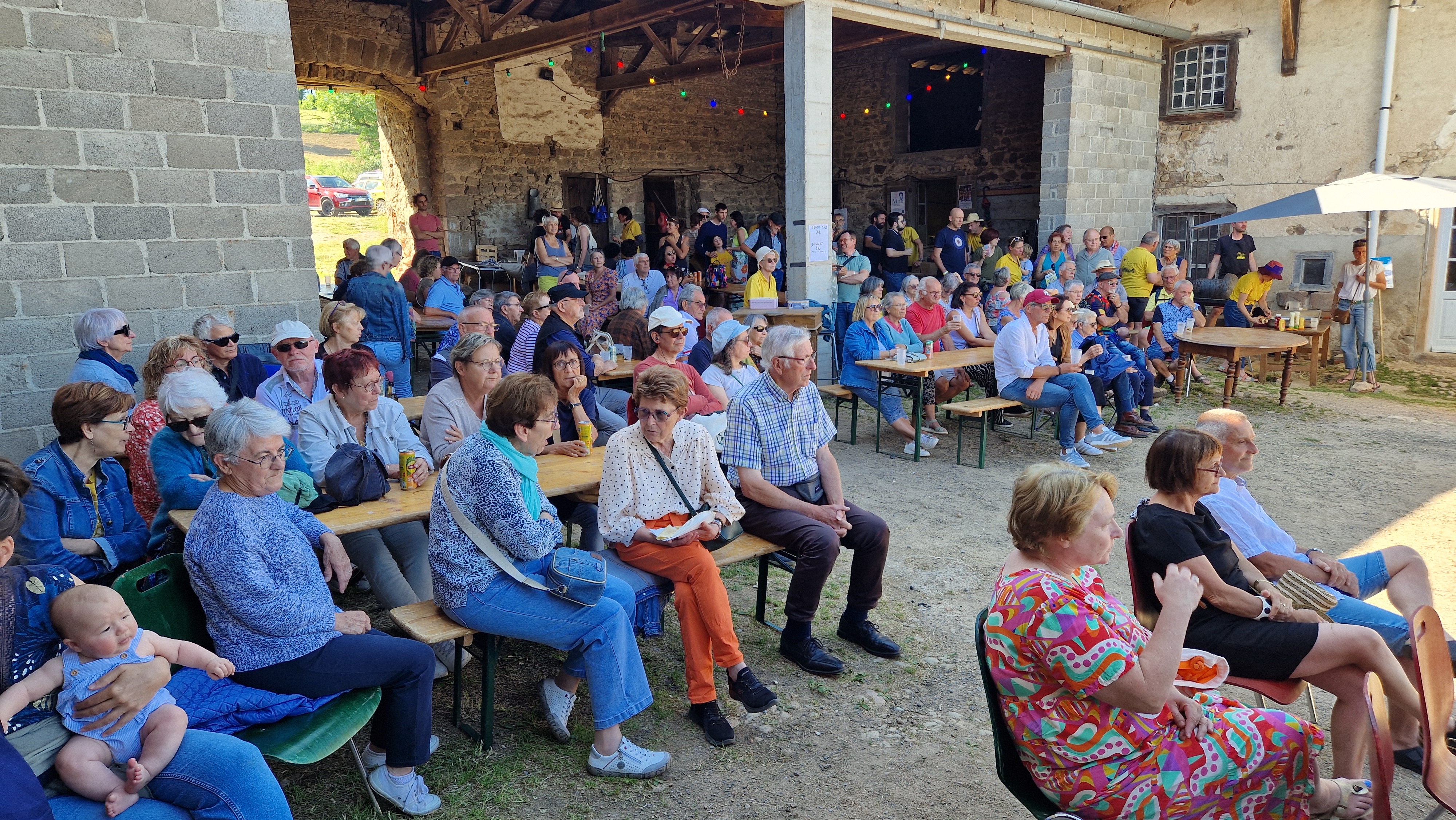250 personnes ont put profiter du concert à l’ombre des granges de la cours de la ferme d’Anaïs Dehoule et de Brice 250 personnes ont put profiter du concert à l’ombre des granges de la cours de la ferme d’Anaïs Dehoule et de Brice