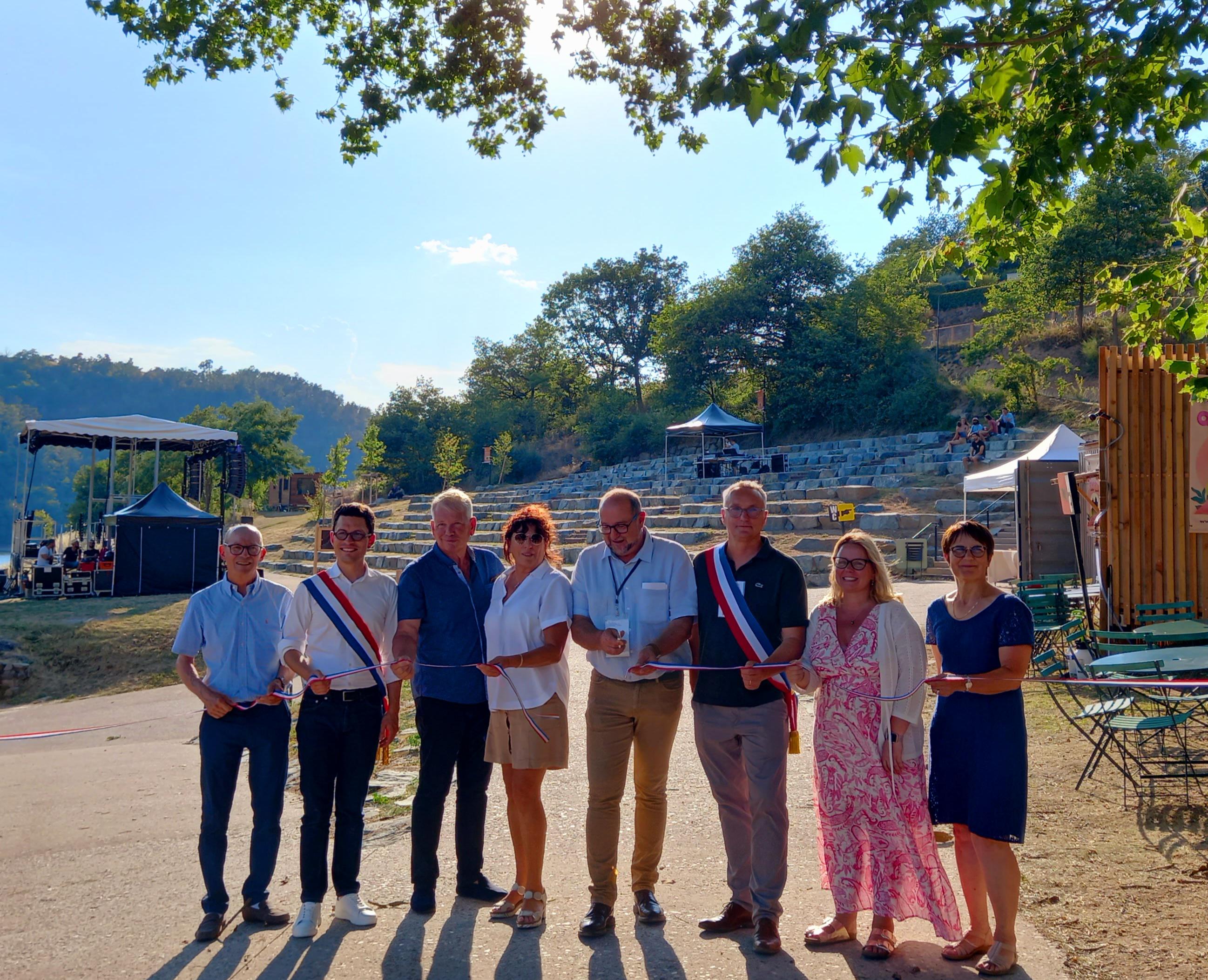 De G à D : Daniel Fréchet pour l’Établissement public Loire, Antoine Vermorel-Marques député de la Loire, Monsieur Riboulet pour le SIEL, Véronique Chaverot pour le Département de la Loire, Hubert Roffat président de la COPLER, Gérald Perrin conseiller délégué et maire de Saint-Priest-la-Roche, Cécile Kukierman sénatrice de la Loire et Marie-Thérèse Gagnaire pour le programme européen Leader De G à D : Daniel Fréchet pour l’Établissement public Loire, Antoine Vermorel-Marques député de la Loire, Monsieur Riboulet pour le SIEL, Véronique Chaverot pour le Département de la Loire, Hubert Roffat président de la COPLER, Gérald Perrin conseiller délégué et maire de Saint-Priest-la-Roche, Cécile Kukierman sénatrice de la Loire et Marie-Thérèse Gagnaire pour le programme européen Leader
