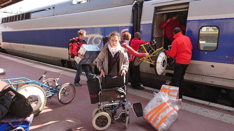 Il faut charger rapidement le matériel dans le TGV
