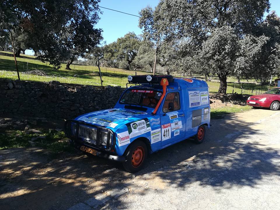 Première mésaventure pour les quatr'aliennes au 4L Trophy 2018