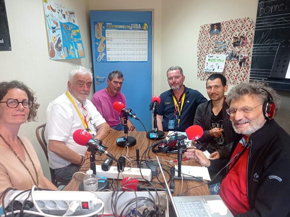 On refait l’étape à Pouilly sous Charlieu  Madame Briennon Adjointe à la Culture et aux sports Michel Chanal -Neel responsable des  sponsors. Mr&nbsp;Rolland  Pdt  du Team Cyclo à Pouilly  Franck Cherpin Directeur de Course, Regis Bernard Et Jean-Pierre Deroire  RVR