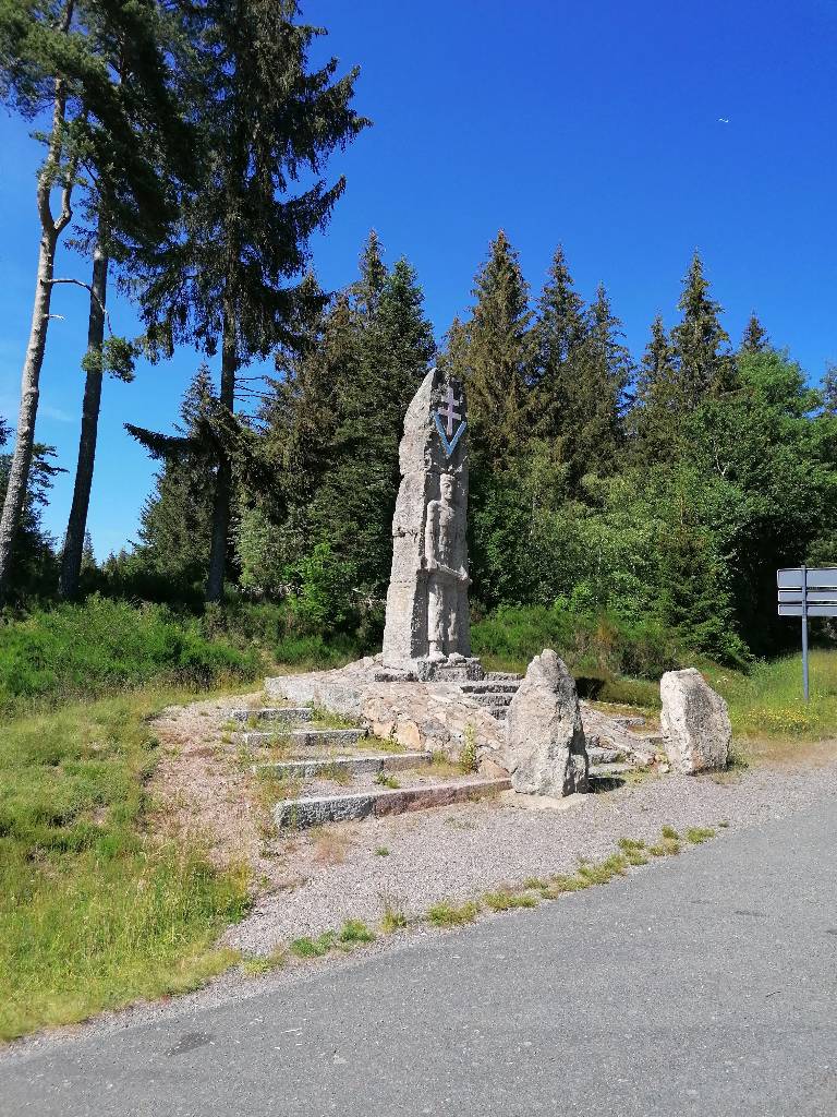 la stèle hommage aux maquisards