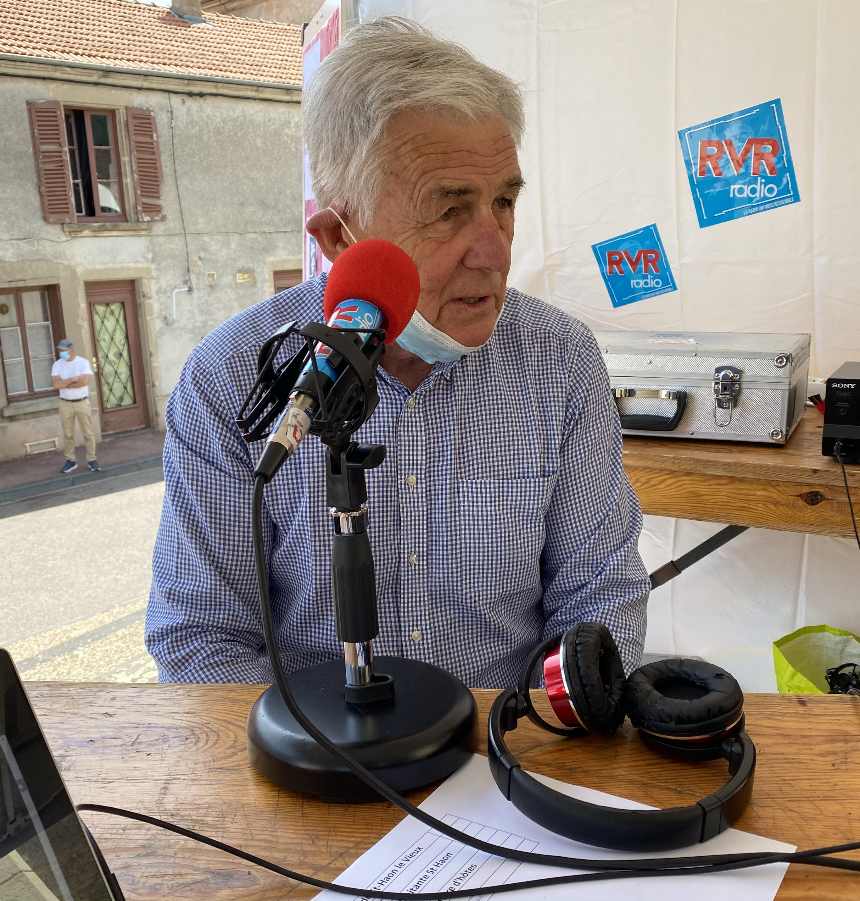 Alain de Valence, propriétaire du château de la Chambre à Saint-Haon-le-Vieux et ancien pilote de ligne Alain de Valence, propriétaire du château de la Chambre à Saint-Haon-le-Vieux et ancien pilote de ligne