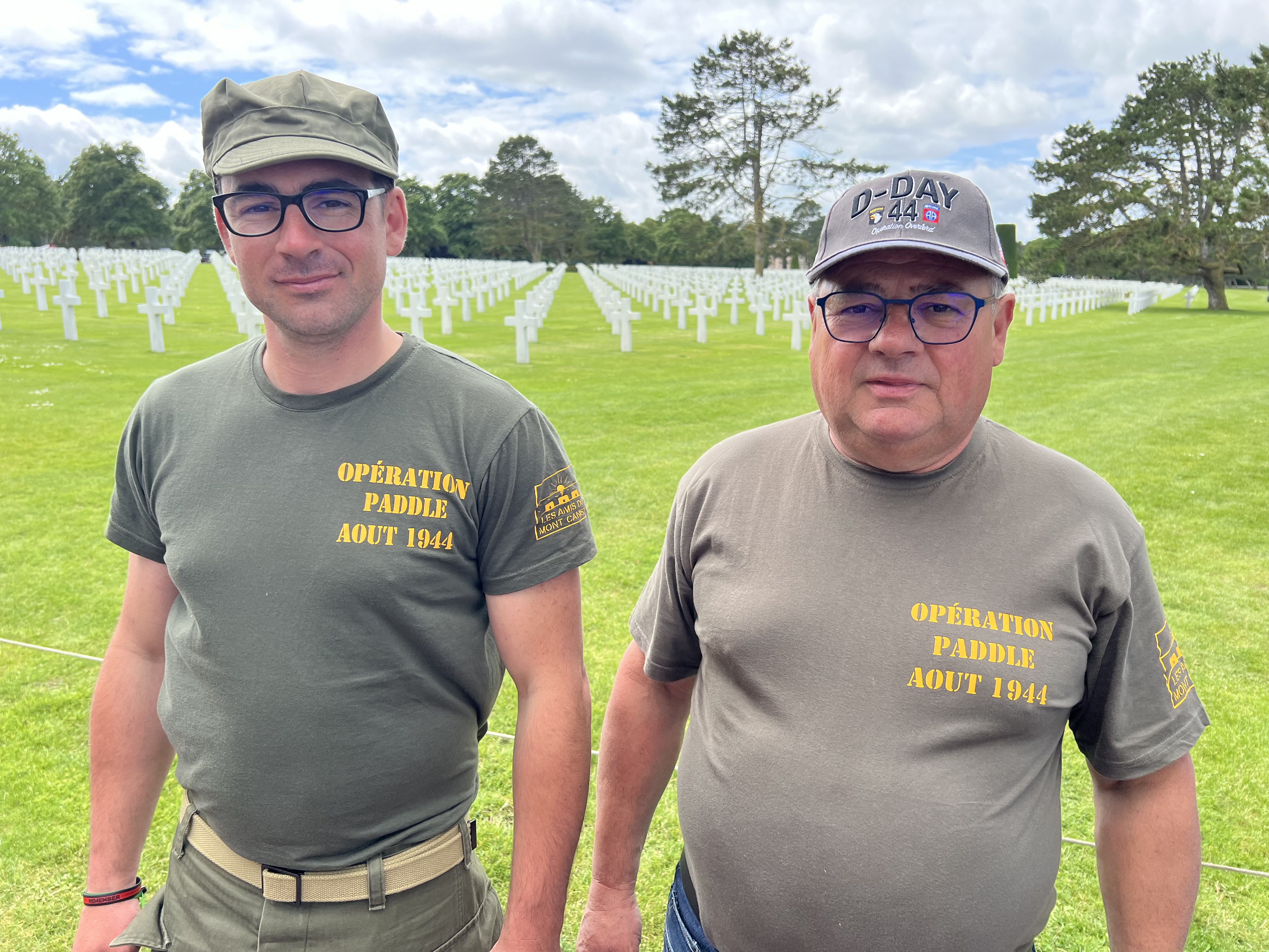 Jeremy et son père Didier à Colleville sur Mer / 2 passionnés de la Normandie et d'engins blindés