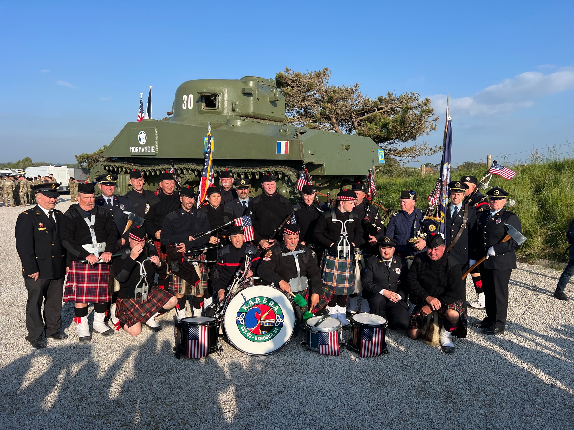 Cadavres dans une tranchée. Et comme si de rien était, un poilu prend la pause. 