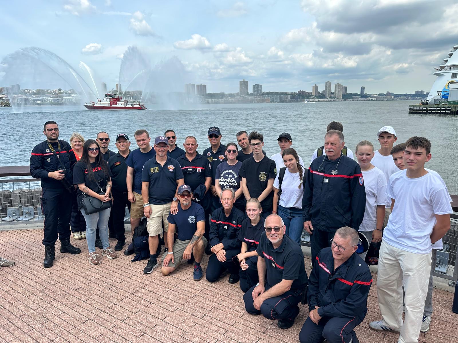 En arrière plan le bateau pompe 343 des pompiers de New York (Le plus gros bateau pompe de pompiers au monde)