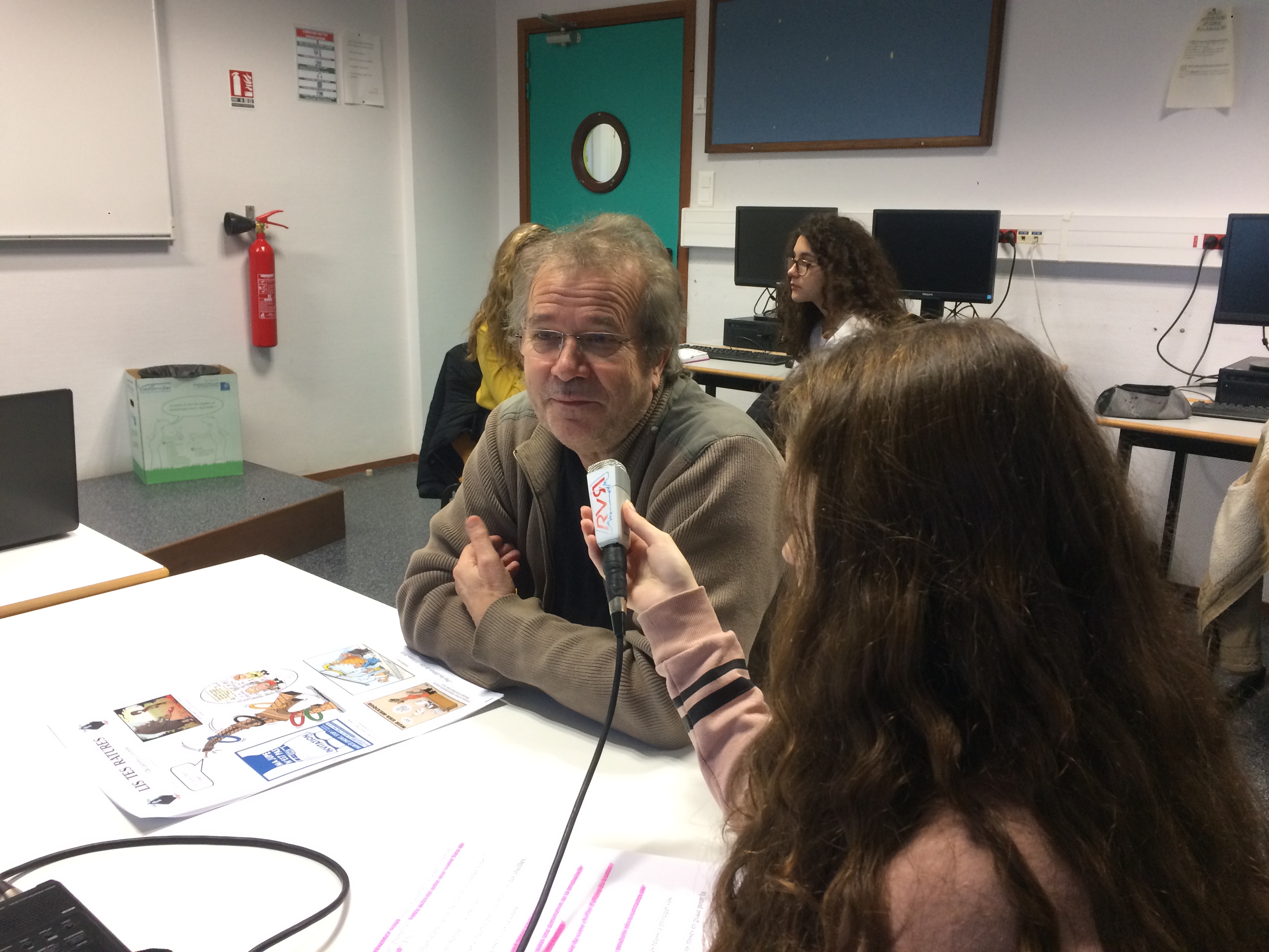 Bernard Nicollet, apiculteur, au micro des élèves du Lycée François Mansart de Thizy