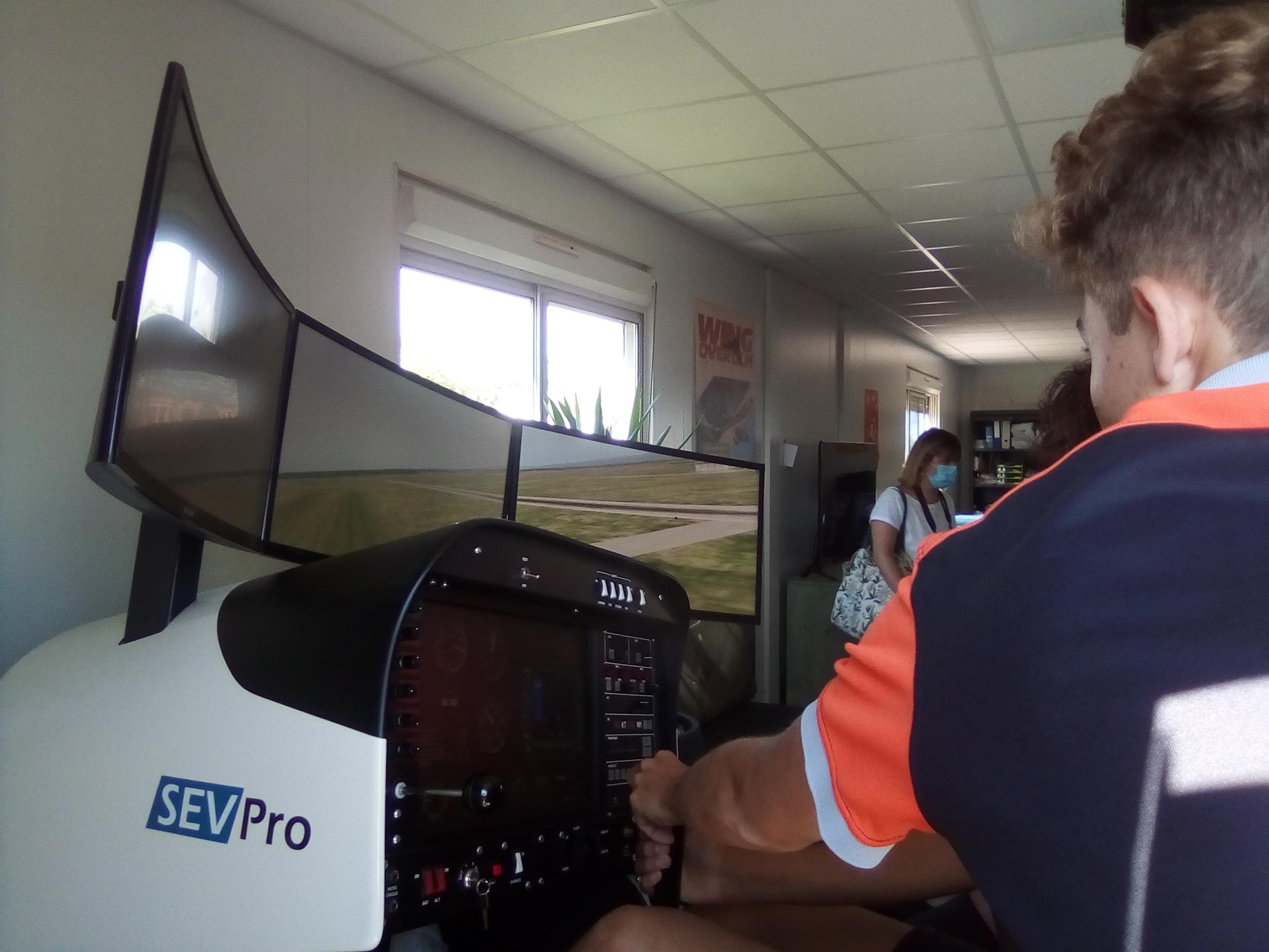 Les jeunes sur le simulateur de vol Les jeunes sur le simulateur de vol
