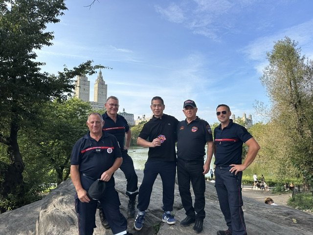 Dans Central Park, un groupe de pompiers français et un pompier philippin rencontré sur place