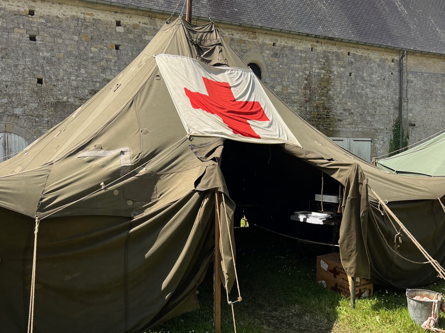 Une tente militaire installée dans l'hôpital allié