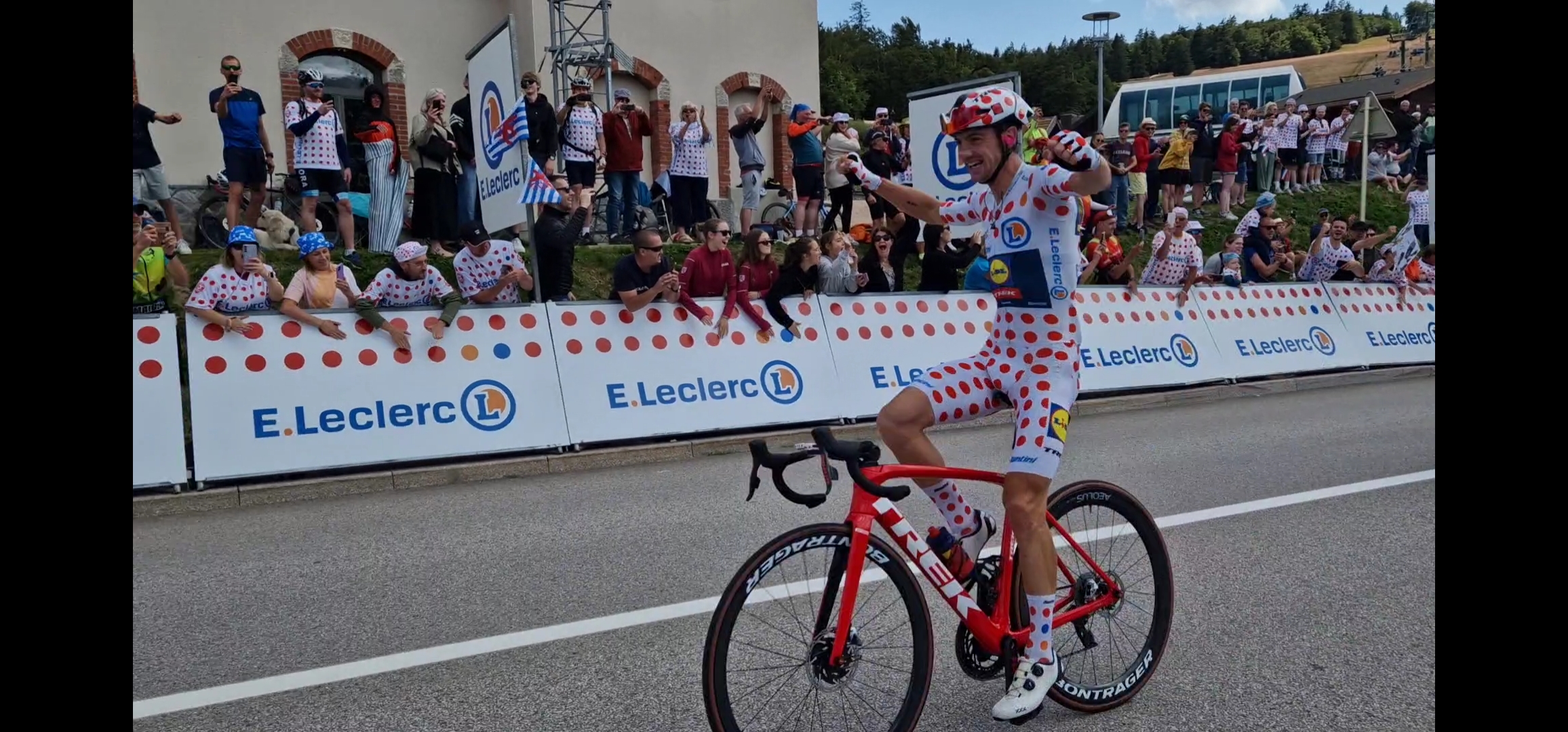 Giulio Ciccone célébrant son passage au sommet du col de la Schlucht synonyme de maillot à pois à Paris Giulio Ciccone célébrant son passage au sommet du col de la Schlucht synonyme de maillot à pois à Paris