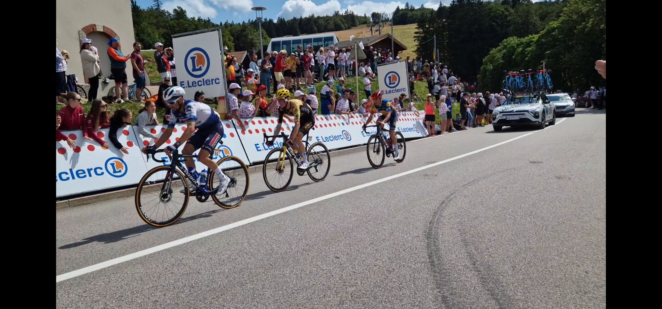 Sepp Kuss ( Jumbo Visma) dans la roue de Julian Alaphilippe ( Soudal Quick-Step) Sepp Kuss ( Jumbo Visma) dans la roue de Julian Alaphilippe ( Soudal Quick-Step)