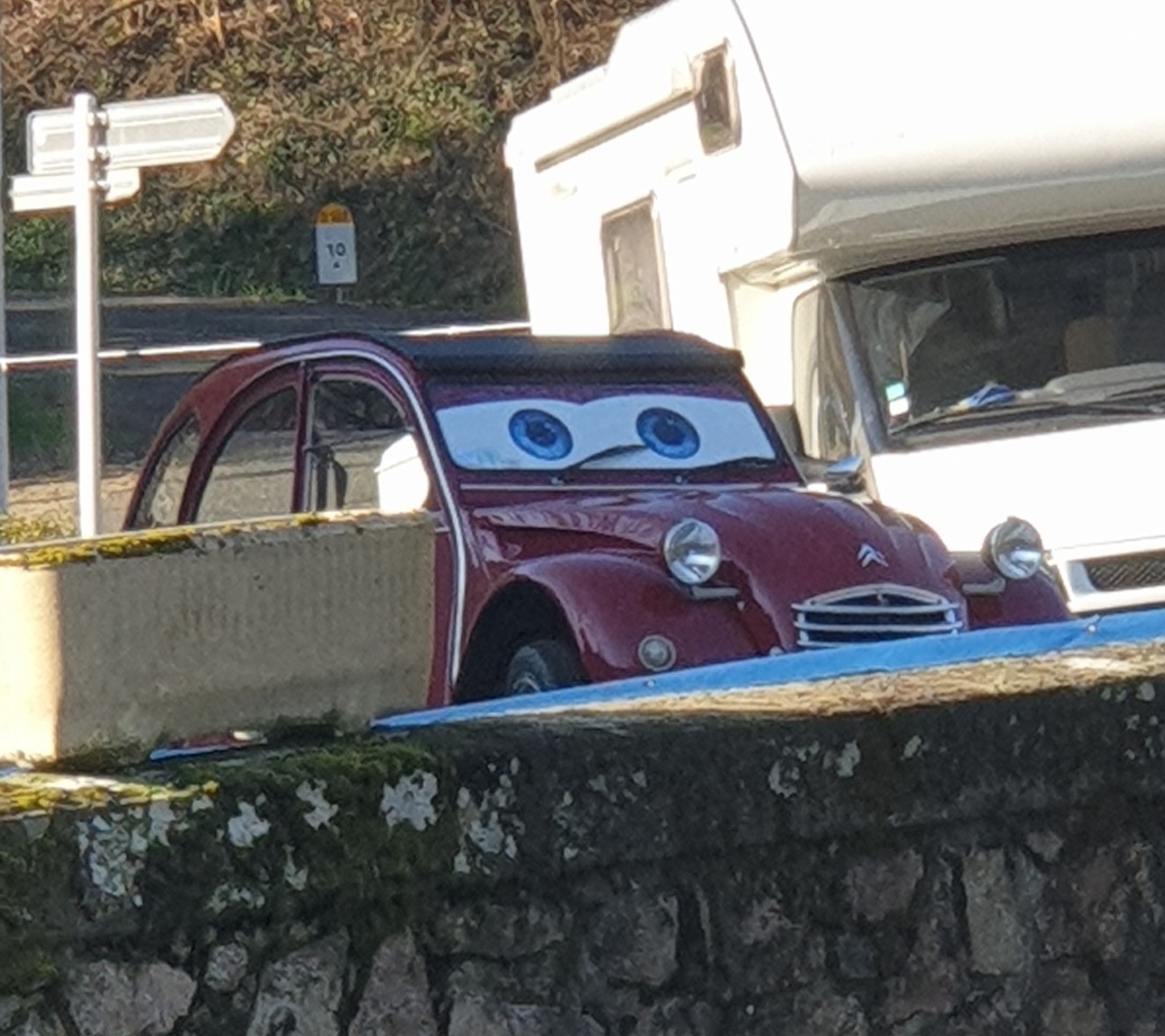 Les costumes sont les bienvenus : ici une 2 CV déguisée façon Cars
